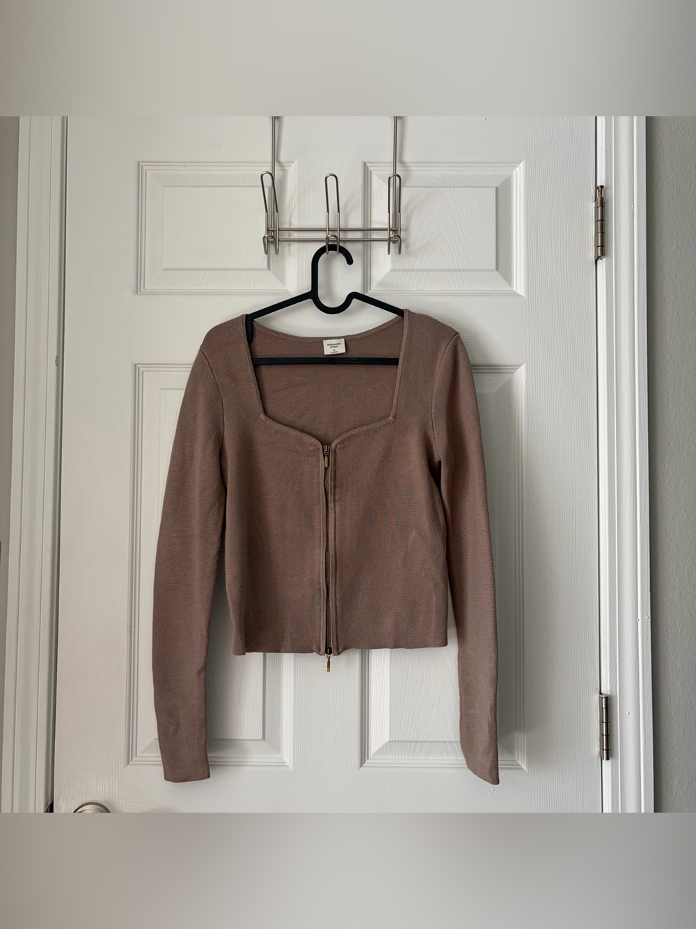 EUC Abercrombie & Fitch Women's
Brown Knit Full Zip Square Neck Cardigan Size M